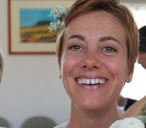 mujer sonriendo yoga para sanar