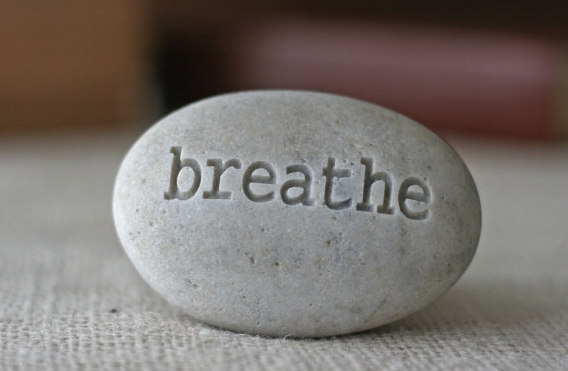 piedra con simbolo de respiracion, felicidad y yoga
