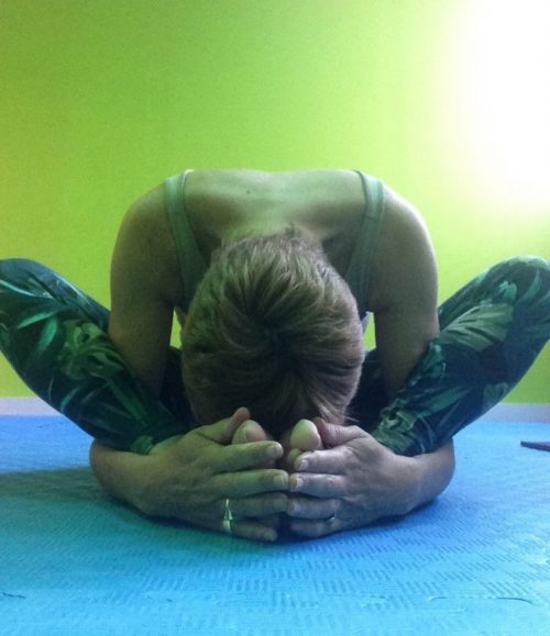 mujer_practicando_yoga