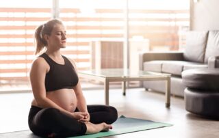 practicar yoga en el embarazo